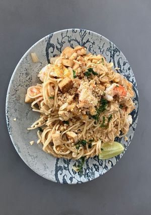 Una foto de Pad Thai de camarón