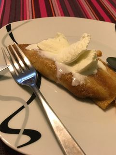 Una foto de Panqueques crocantes con peras caramelizadas y helado