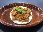 Una foto de sardinas cebolla huevo