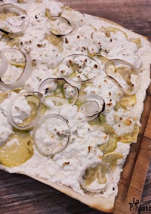 Une photo de Flammekueche courgette feta chèvre mozzarella