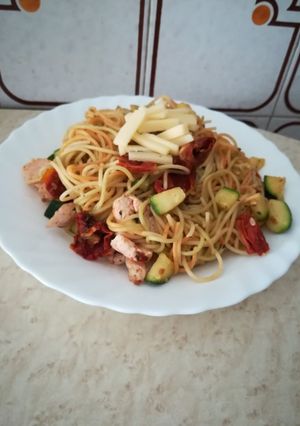 Una foto de Espaguetis con pavo y tomates secos