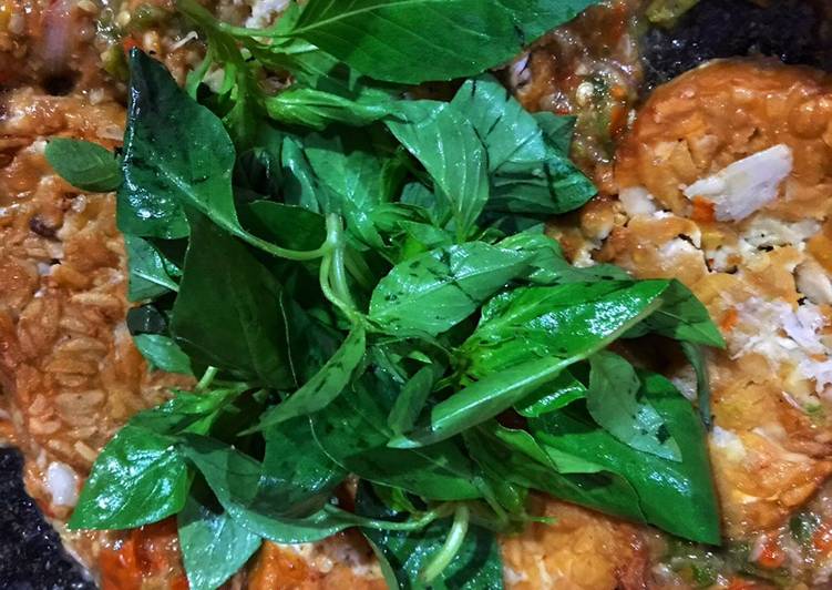 Easiest Way to Prepare Perfect Tempe penyet kemangi sambal tomat