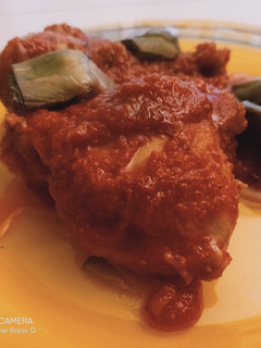 Una foto de Muslos y contramuslos en salsa de tomate y un plus