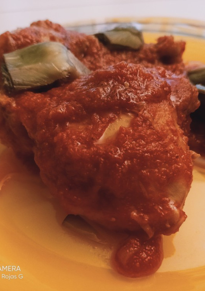 Una foto de Muslos y contramuslos en salsa de tomate y un plus