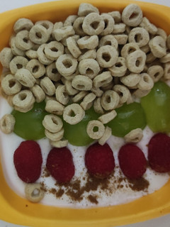 Una foto de Yogurt con cereales y fruta