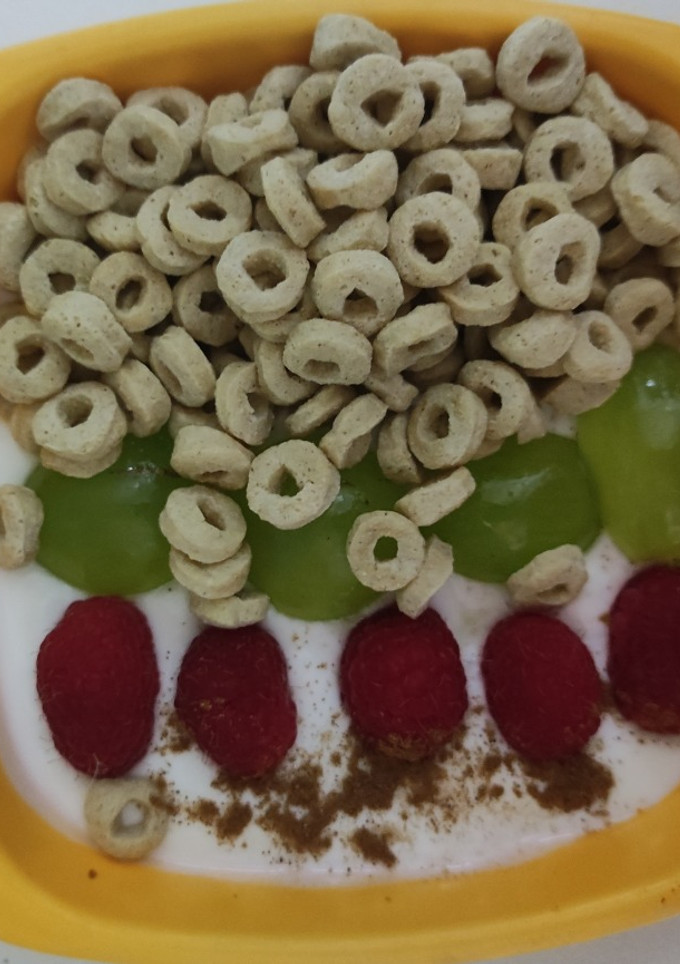 Una foto de Yogurt con cereales y fruta