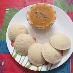 A picture of Idli Sambhar.