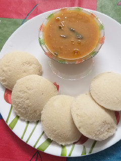 A picture of Idli Sambhar.