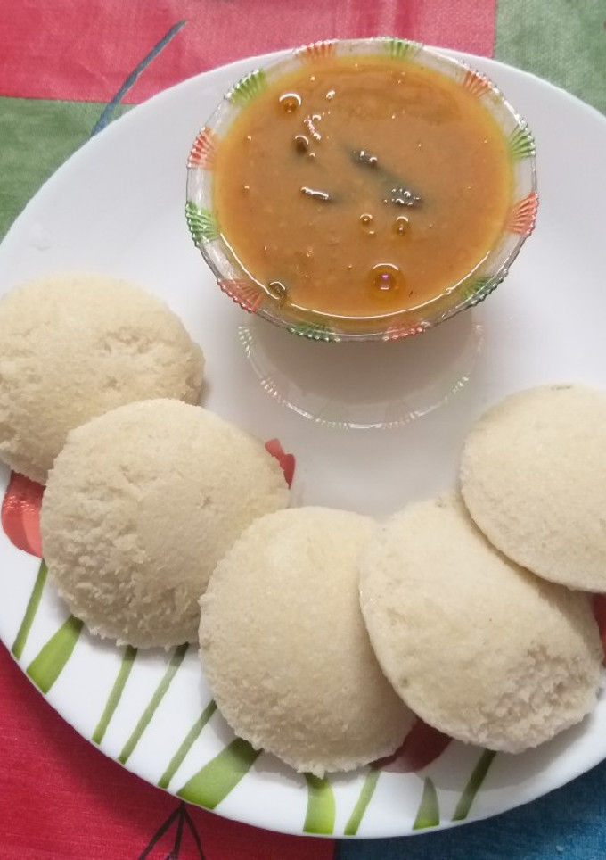 A picture of Idli Sambhar.
