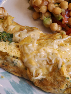 Foto principal de Tortilla francesa con pollo asado y queso, al tomillo