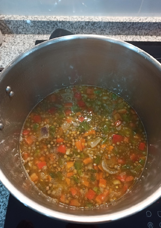 Una foto de Lentejas con verduras 🥕🌶️ y chorizo🥓