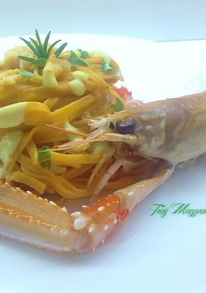 Foto di Stringhetti al peperoncino, con scampi, frullato di datterini e crema di zucchine