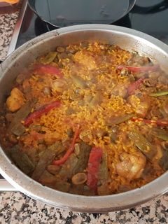 Una foto de Paella de pollo, judías y habas