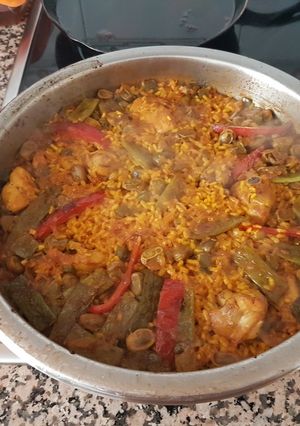 Una foto de Paella de pollo, judías y habas