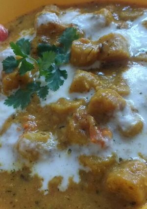 A picture of Samolina & gram flour dumpling in gravy.
