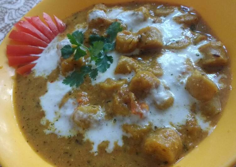 Samolina &amp; gram flour dumpling in gravy