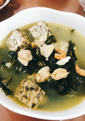 Hình của món Canh nghêu rong biển đậu hũ.