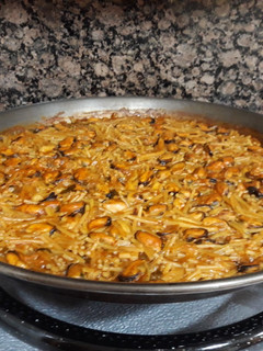 Una foto de Fideuá de mejillones y calamares