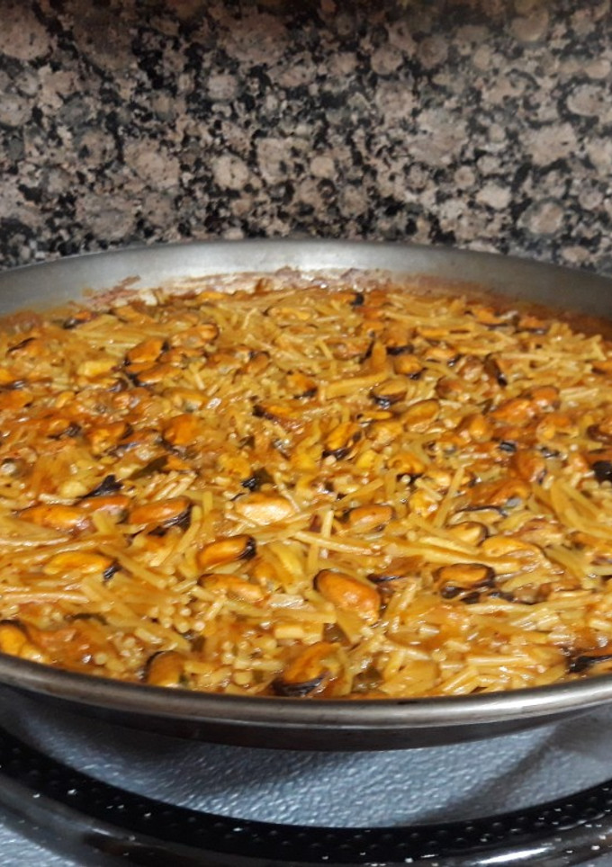 Una foto de Fideuá de mejillones y calamares