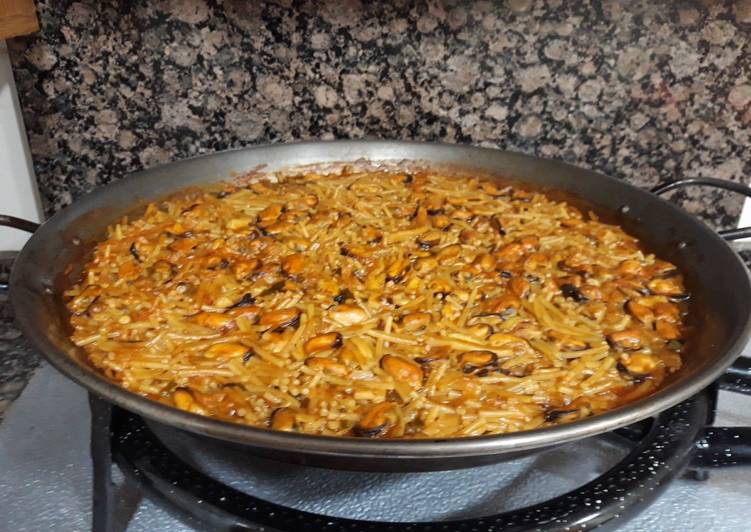 Fideuá de mejillones y calamares