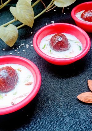 A picture of Sesame gulab jamun in sesame rabdi.
