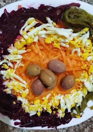 Une photo de Salade betterave / carottes / poivron et œufs