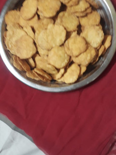 मठरी (mathri recipe in Hindi) रेसिपी मुख्य फोटो
