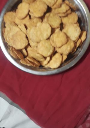मठरी (mathri recipe in Hindi) रेसिपी मुख्य फोटो