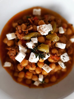 Una foto de Garbanzos con costillas y pimiento asado con queso Feta