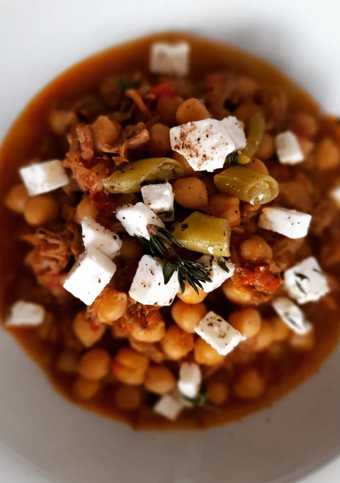 Una foto de Garbanzos con costillas y pimiento asado con queso Feta
