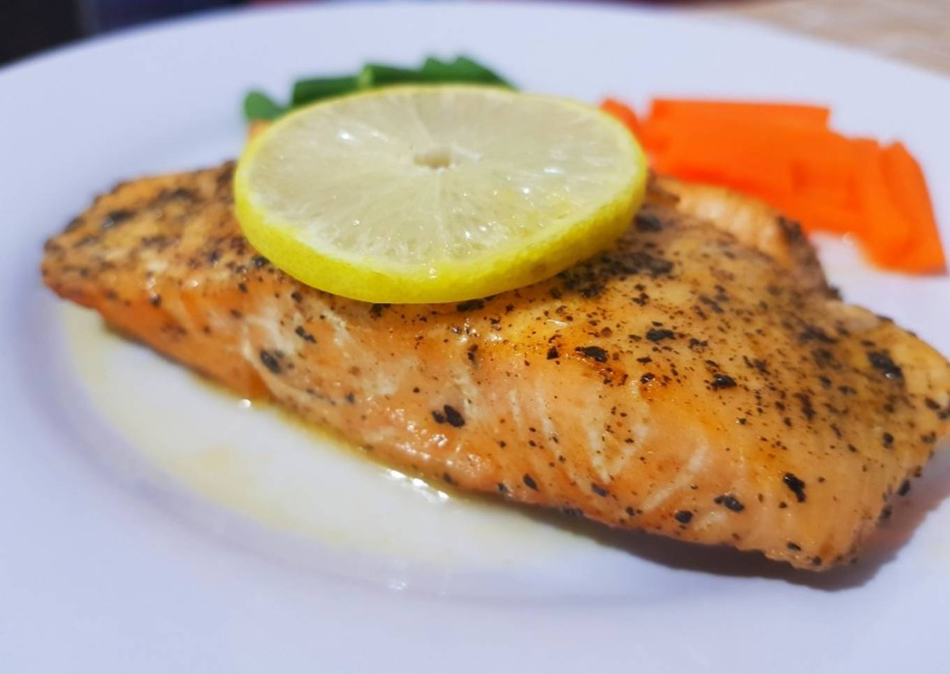 Salmon steak with lemon butter sauce