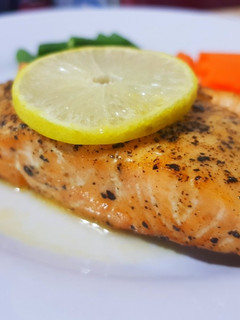 Foto resep Salmon steak with lemon butter sauce