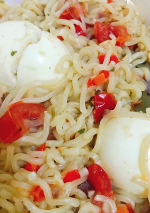 A picture of Yummy indomie and egg.