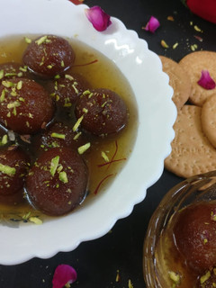 बिस्कुट गुलाब जामुन (biscuit gulab jamun recipe in Hindi) रेसिपी मुख्य फोटो
