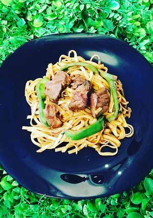 Une photo de Bœuf sauté thaï et ses nouilles au poivrons et à l’oignon