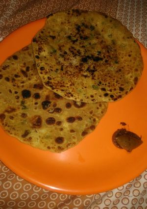 A picture of Mooli ke parathe.
