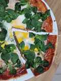 Pizza con rúcula y huevo