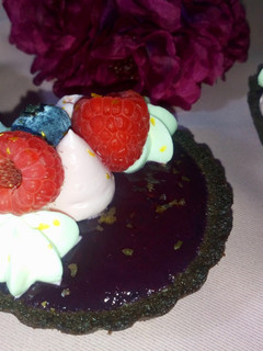 Una foto de Tartaletas de chocolate negro y mermelada de frutos del bosque