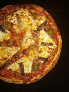 Una foto de Pizza de atún y anchoas "Sábado noche"