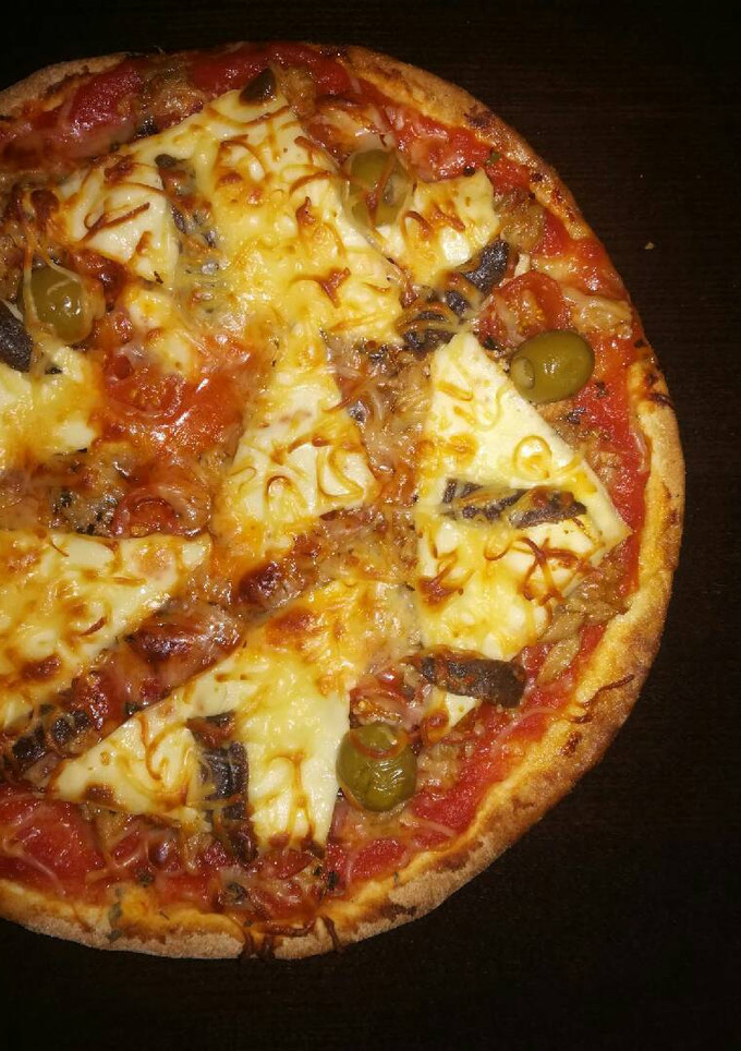 Una foto de Pizza de atún y anchoas "Sábado noche"