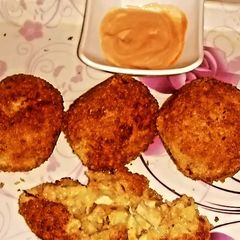 A picture of Cheese potato balls.
