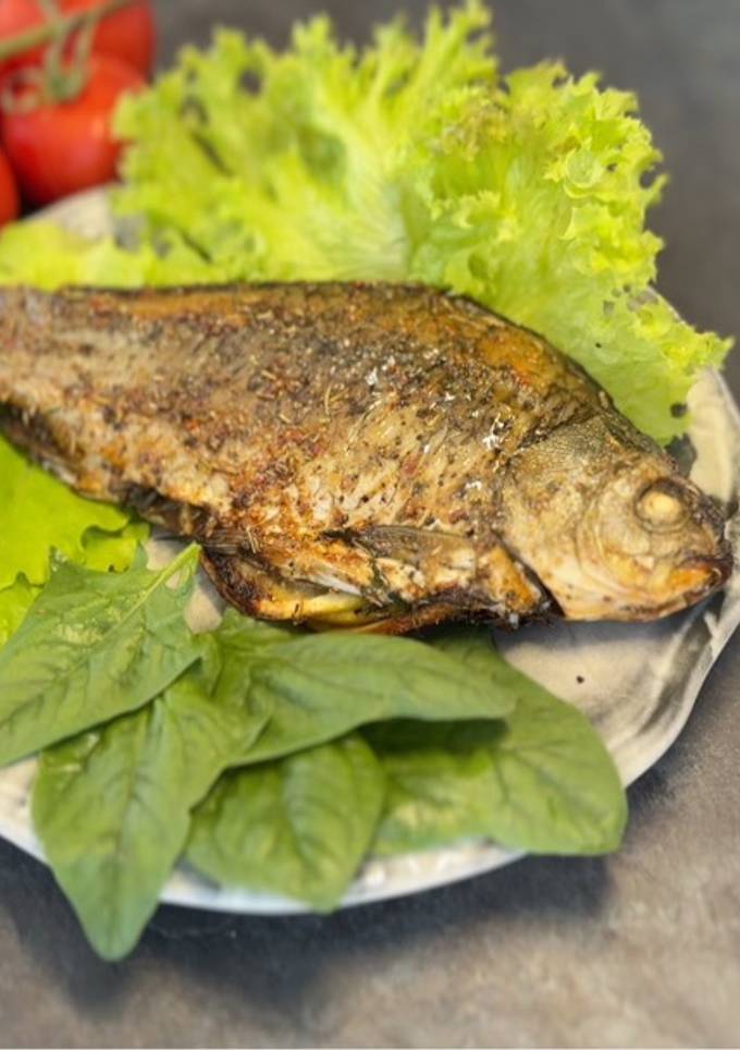 Запечені карасі: супер простий рецепт з лимоном та зеленню 🍋