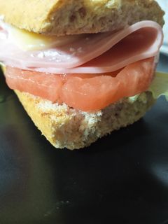 Φωτογραφία της συνταγής Μπαγκέτα ολικής με μορταδέλα και τυρί