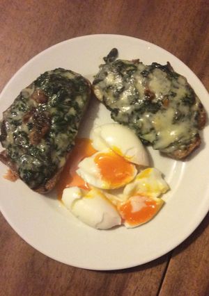 Une photo de Tartine d’Épinards gratinées au Roquefort, Oeuf mollet