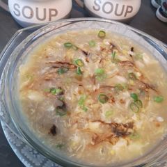 A picture of Chicken corn soup🍵🌽🐔.