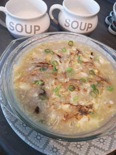 A picture of Chicken corn soup🍵🌽🐔.