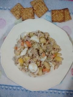 Una foto de Ensalada de vegetales y pollo