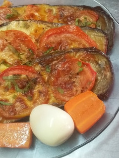 Una foto de Berenjenas al horno con tomate y queso