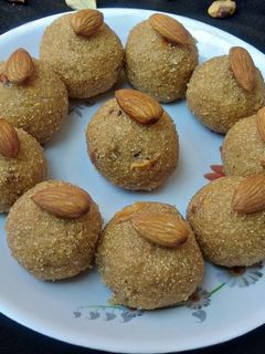 सूजी बेसन आटा लड्डू (Sooji,Besan,Aata ladoo recipe in Hindi) रेसिपी मुख्य फोटो