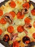 Pizza nero seppia, acciughe e scamorza